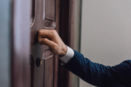 gigolo in je hotelkamer