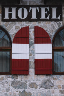 Laat je verwennen door een gigolo op hotel.